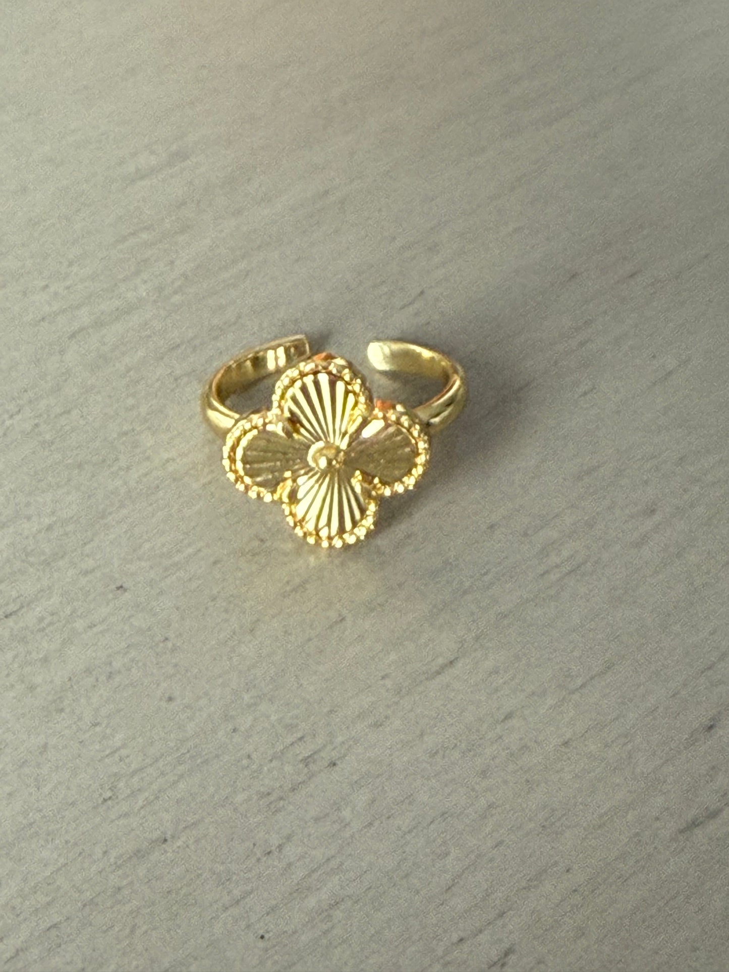 Gold clover ring