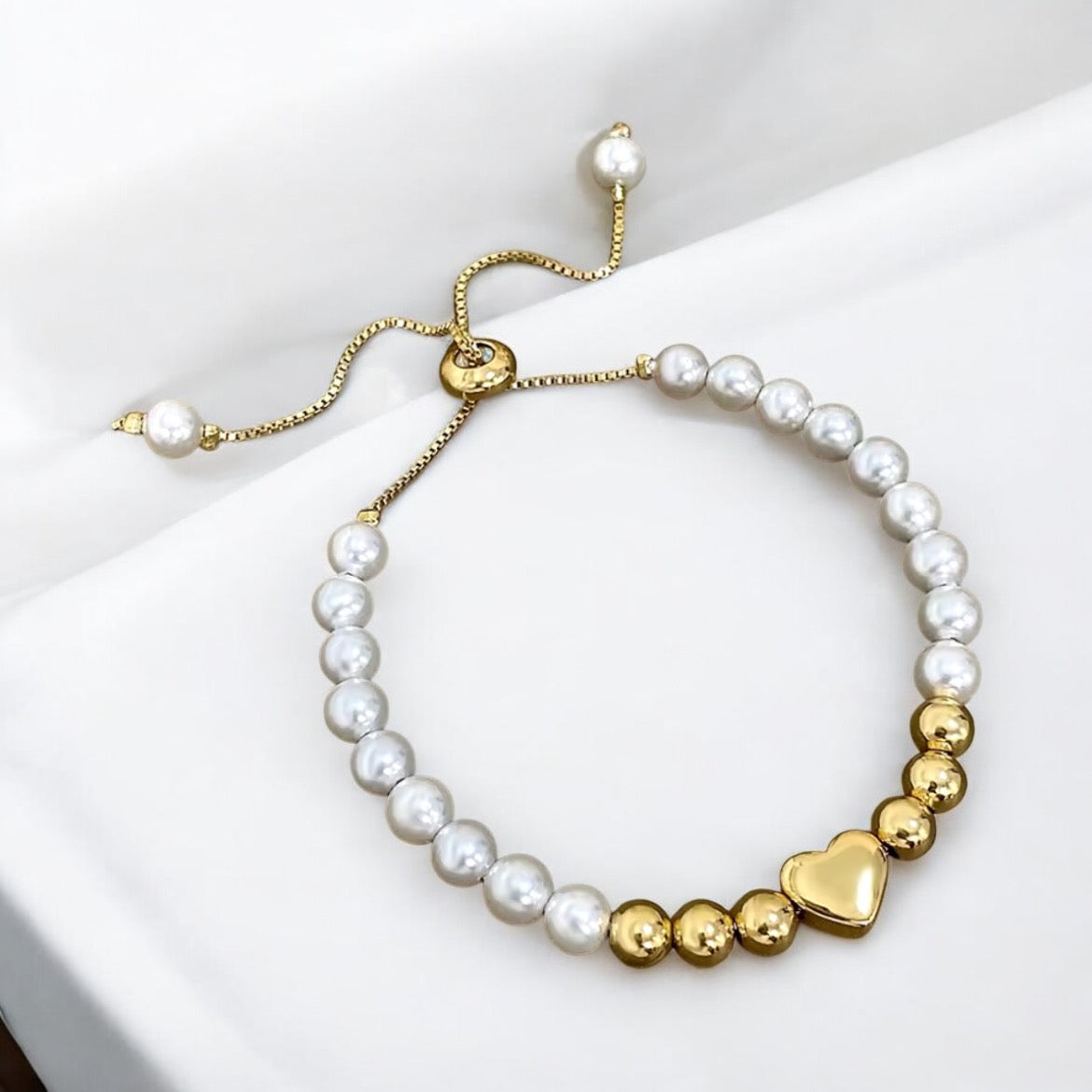 Adjustable pearl bracelet with heart