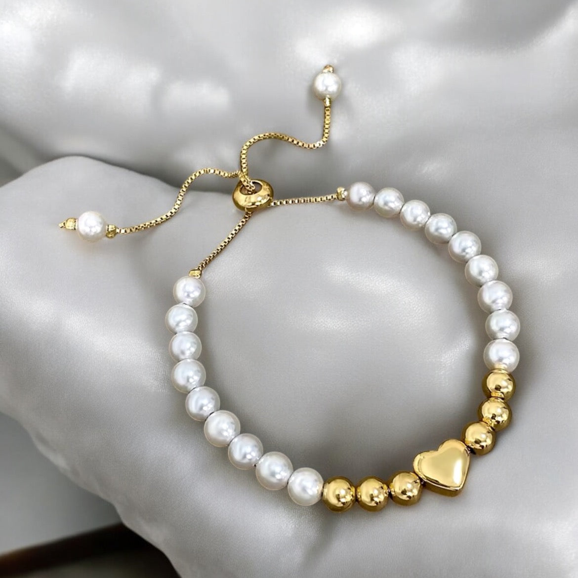 Adjustable pearl bracelet with heart