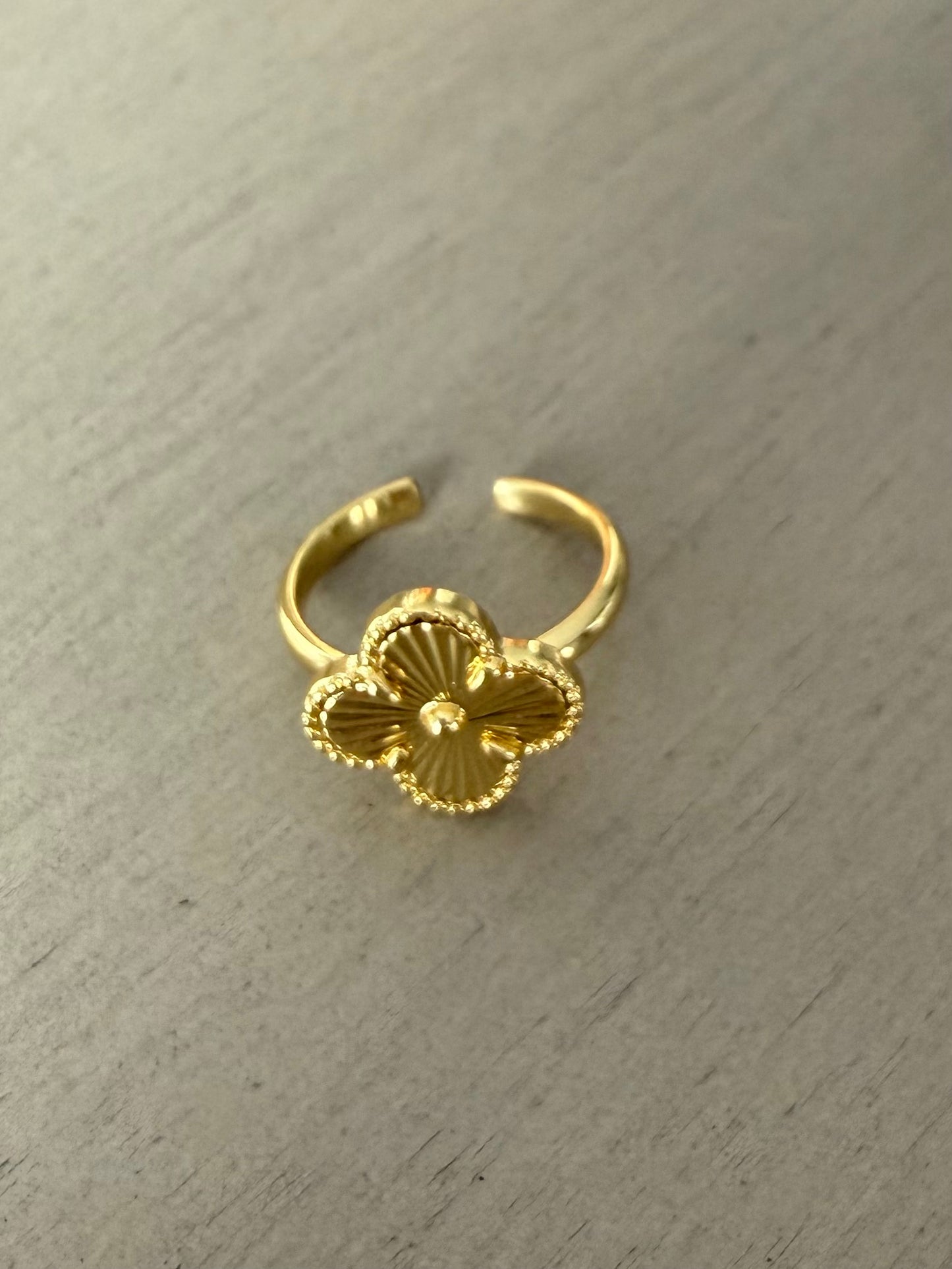 Gold clover ring