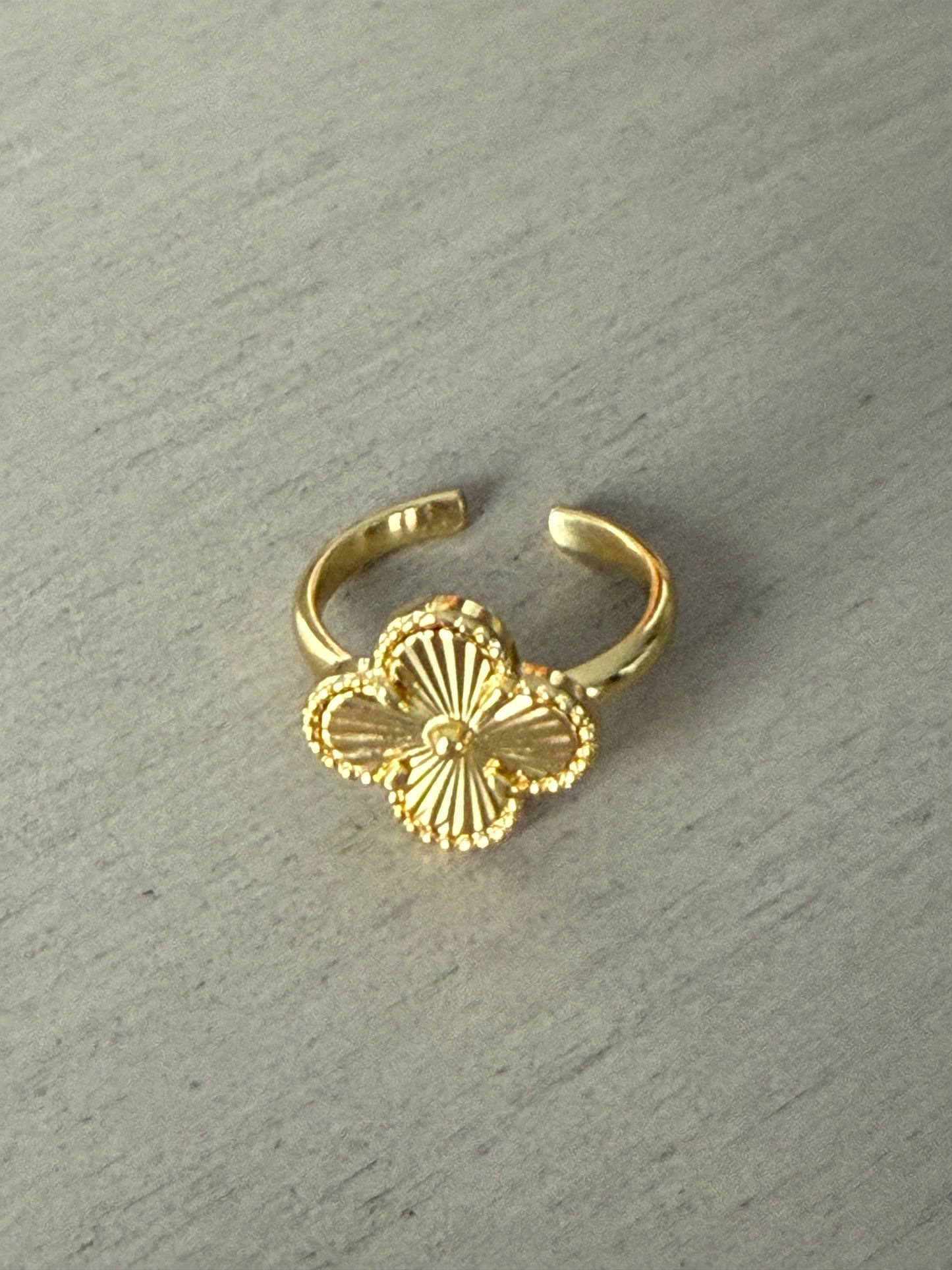 Gold clover ring