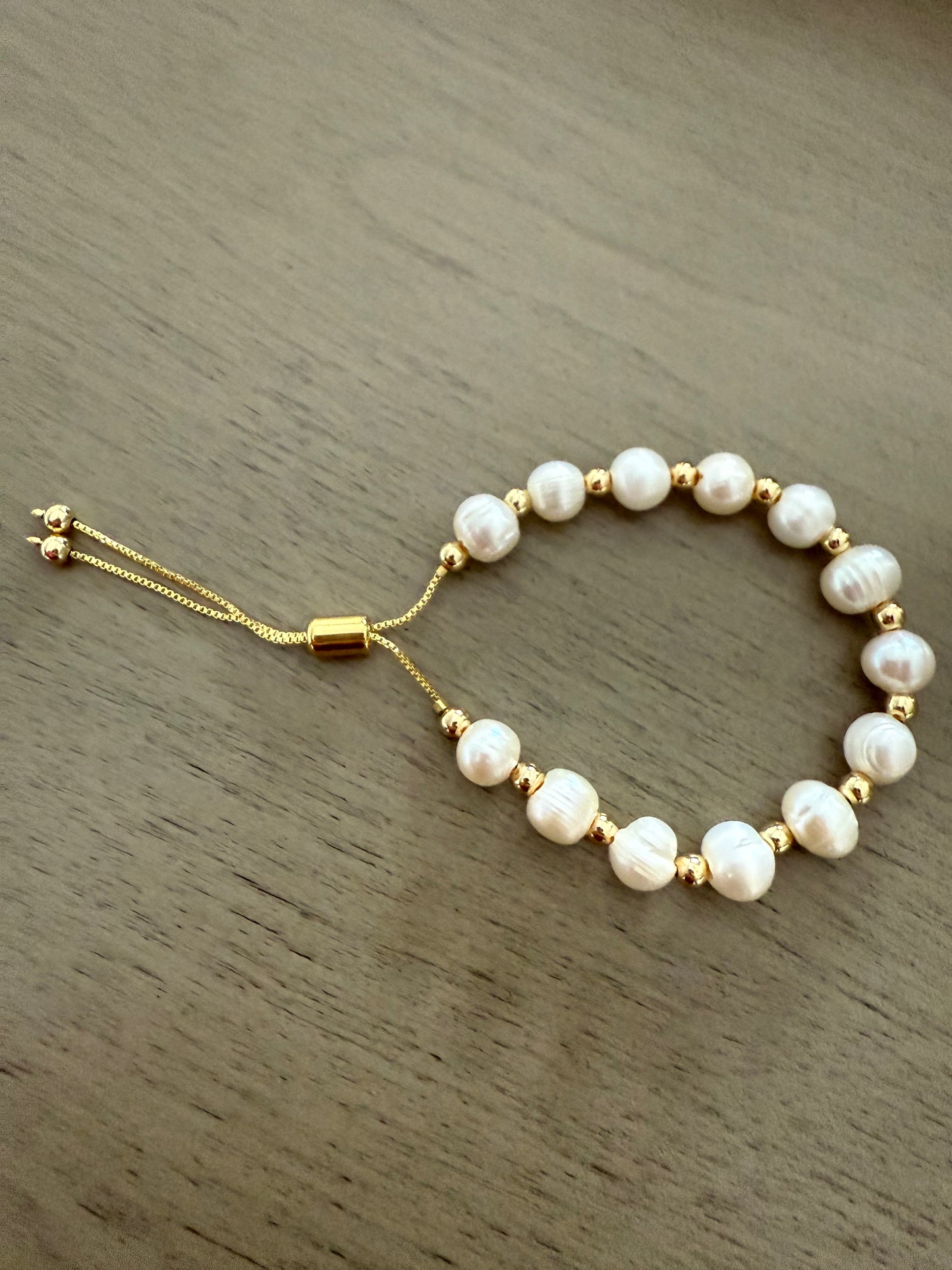 Adjustable gold and pearls bracelet