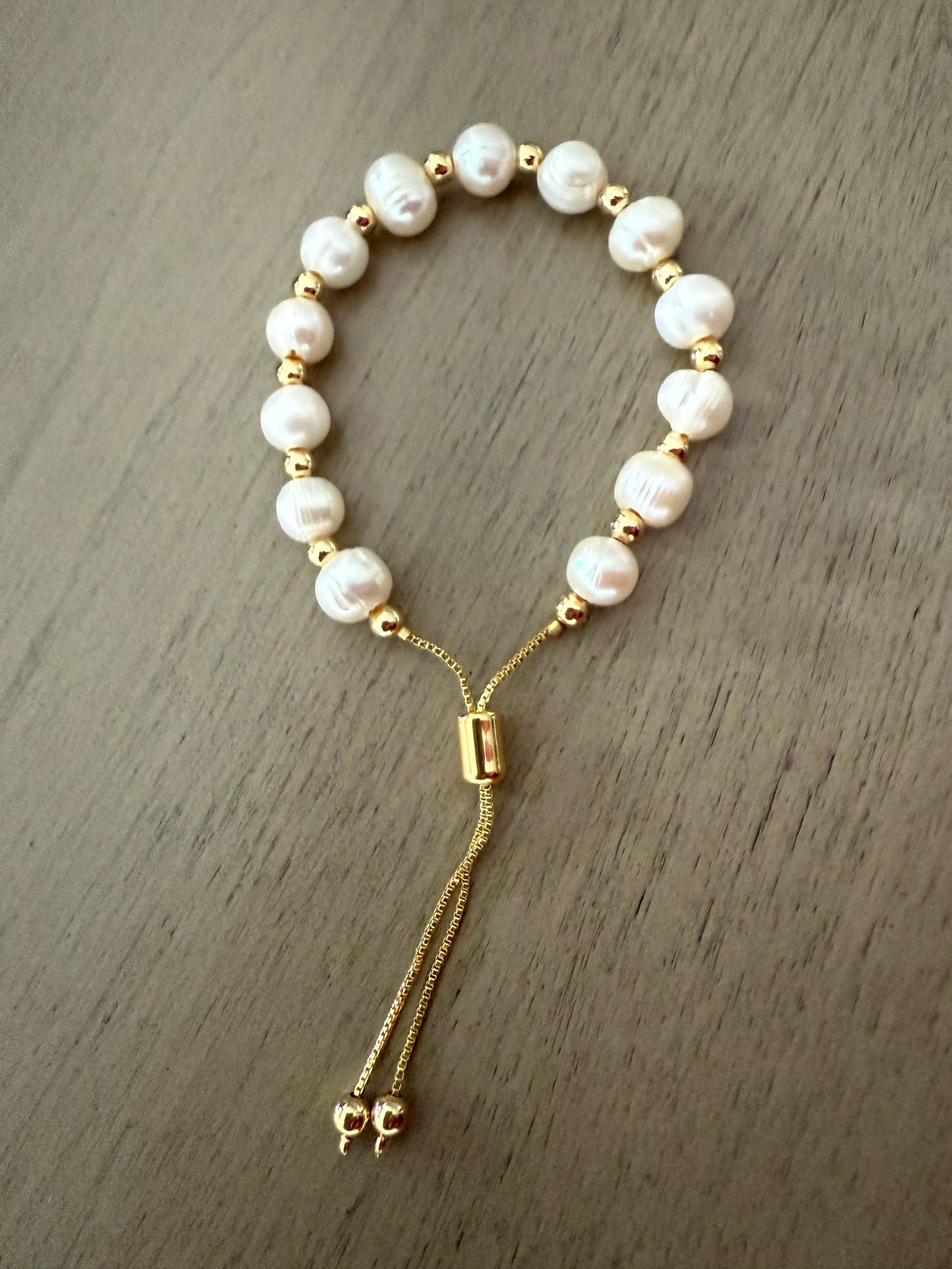 Adjustable gold and pearls bracelet