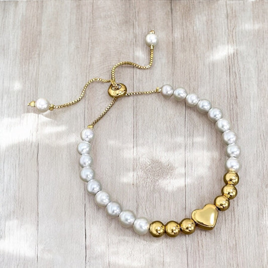 Adjustable pearl bracelet with heart