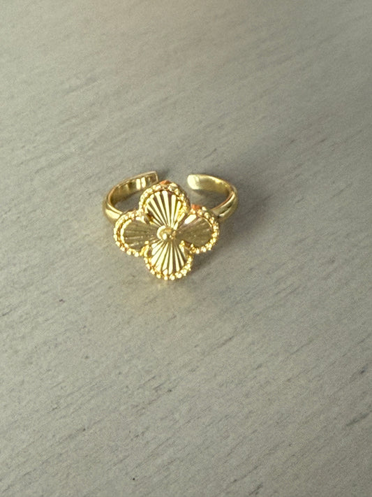 Gold clover ring