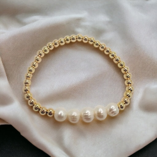 Gold bracelet with freshwater pearls