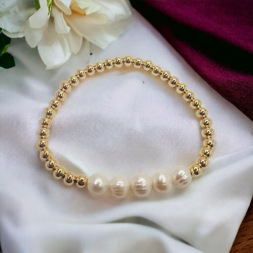 Gold bracelet with freshwater pearls