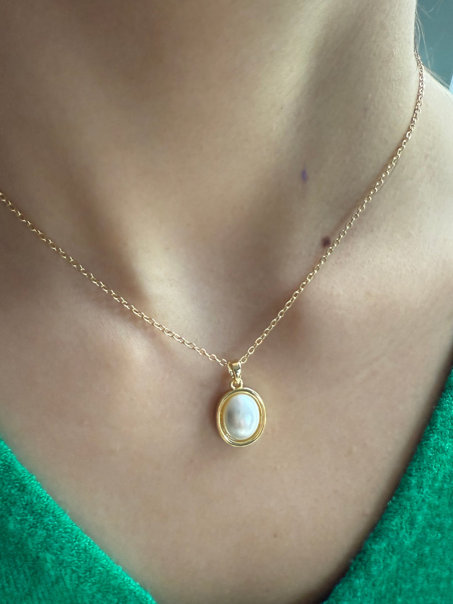 Gold necklace pearl pendant