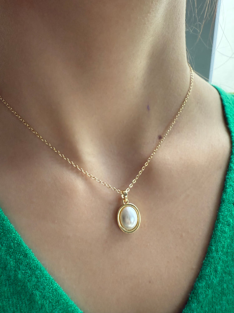 Gold necklace pearl pendant