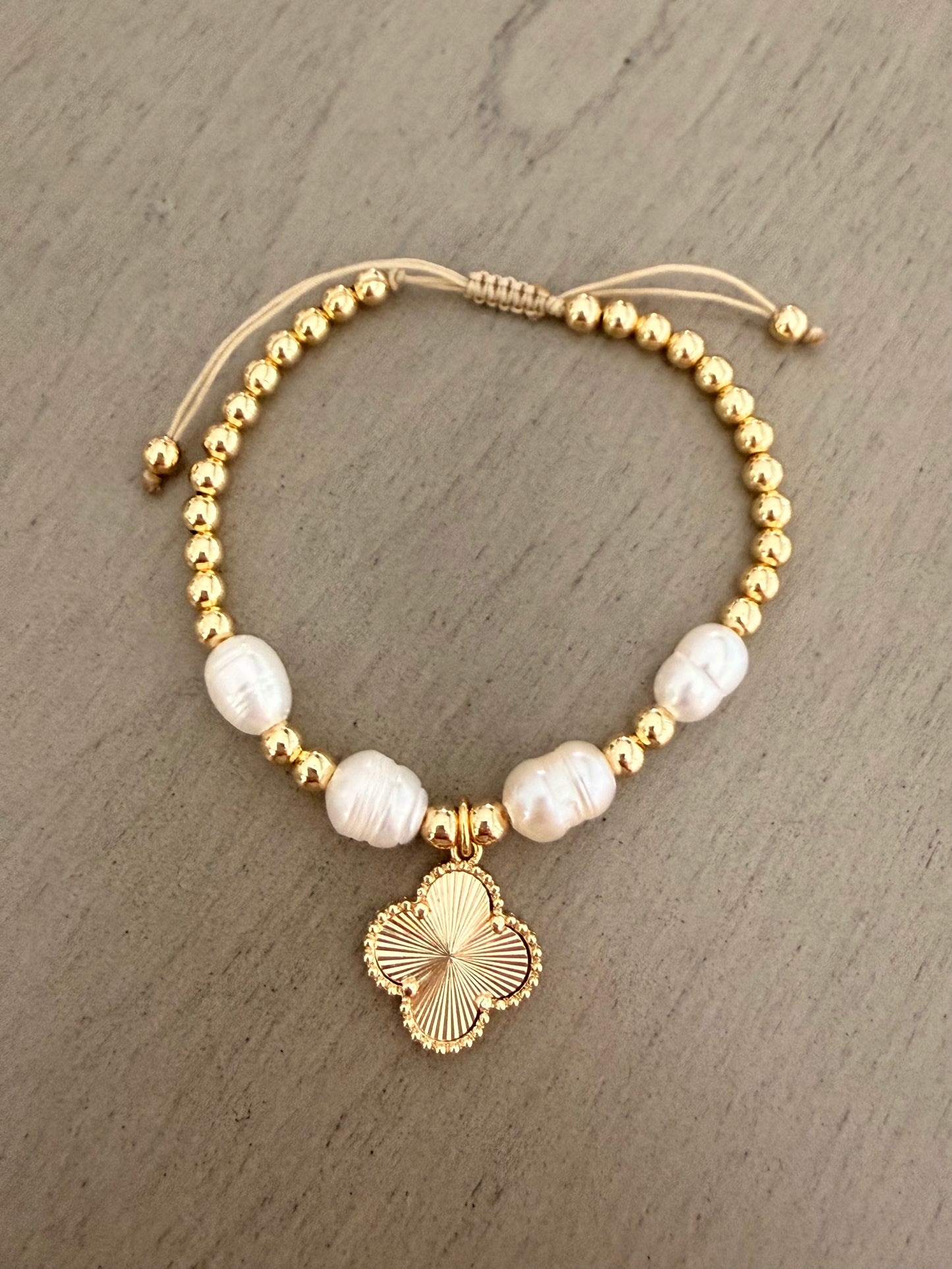 Gold and pearls clover bracelet