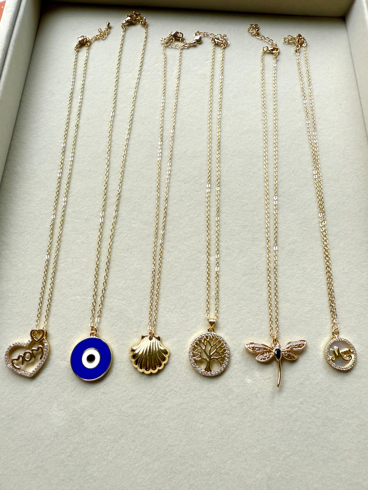 Charm Chain Necklace – Mom, Evil Eye, Shell, tree of life & Dragonfly