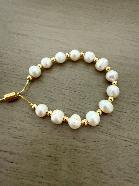 Adjustable gold and pearls bracelet